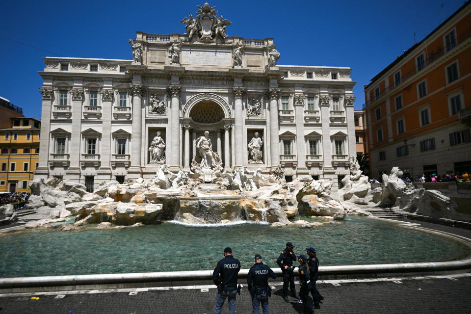 義大利環保人士21日以稀釋的木炭汁，將羅馬著名的特雷維噴泉（Trevi Fountain）染成黑色表達抗議，他們聲稱義大利東北最近發生的洪水是來自大自然的警訊。（法新社）