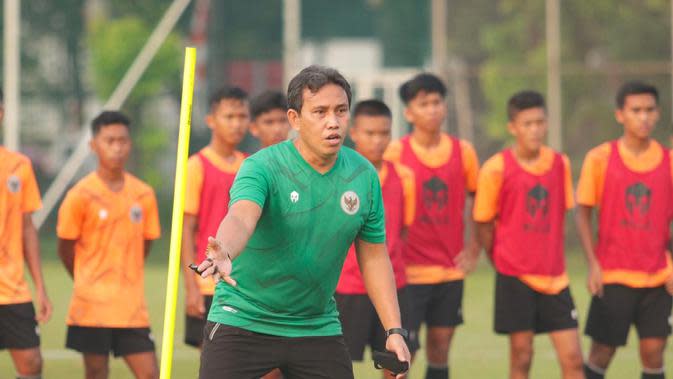 Pelatih Timnas Indonesia U-16, Bima Sakti, memantau proses seleksi untuk Piala AFF U-16 2021. (PSSI).
