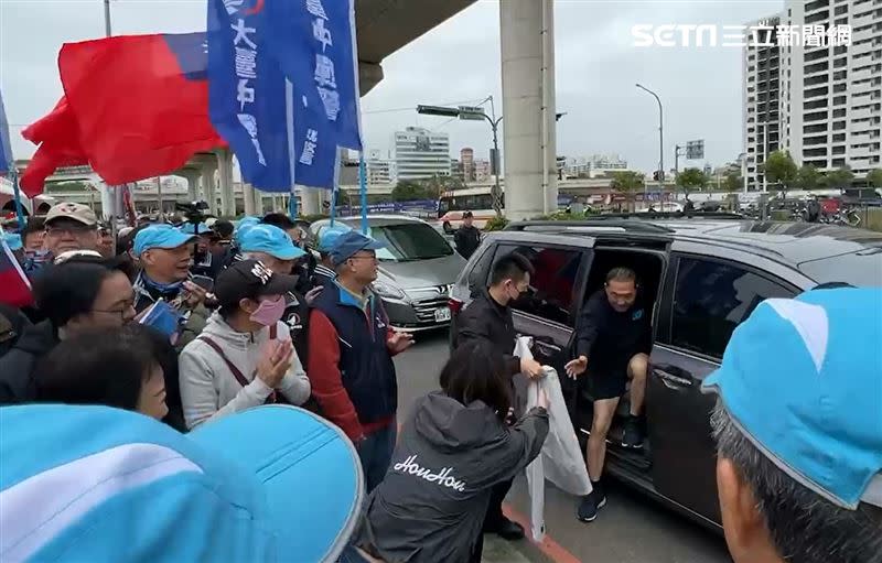 侯友宜穿短褲下車，幕僚立刻遞上外套。(圖/翻攝畫面)