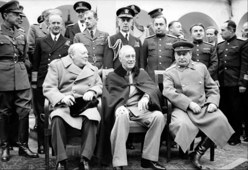 潘佐夫教授認為，二戰時期英國首相邱吉爾、美國總統羅斯福、蘇聯最高領導人史達林（前排由左至右）參與的雅爾達會議，簽下密約那一刻就已經注定國民政府在中國大陸必敗。（圖／報系資料照）