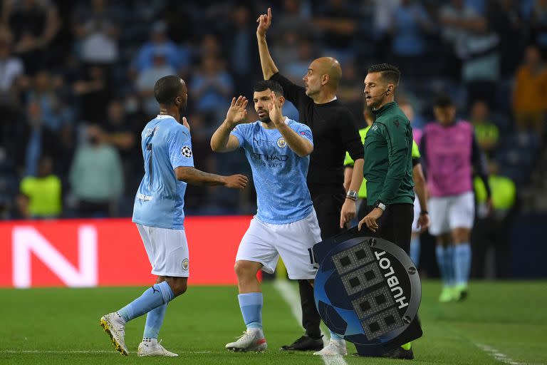 Guardiola dispuso el ingreso de Sergio Aguero por Raheem Sterling, iban... 31 minutos del segundo tiempo