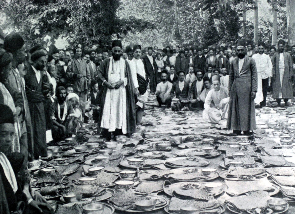 A meal served at the British embassy to around 1,500 peaceful demonstrators—bread, cheese, and sour milk—in 1906 Persia.<span class="copyright">Photo12/UIG/Getty Images</span>