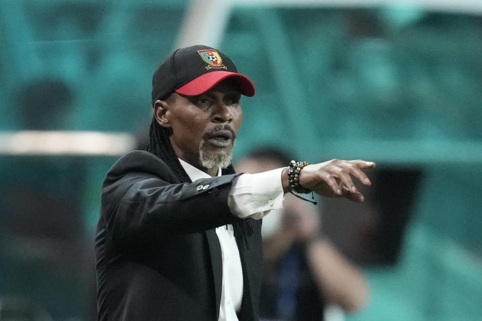 El entrenador camerunés Rigobert Song da instrucciones desde la línea lateral durante un partido amistoso de su selección contra Corea del Sur con miras al Mundial de Qatar, en el estadio de Seúl, Corea del Sur, el martes 27 de septiembre del 2022. (AP Foto/Lee Jin-man, ARCHIVO)