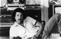 Vier Grammys, ein Oscar - und ganz viel Soul: Schmusesänger Lionel Richie weiß, wie verführerisch Mann mit Bart aussehen kann. (Bild: Hulton Archive/Getty Images)