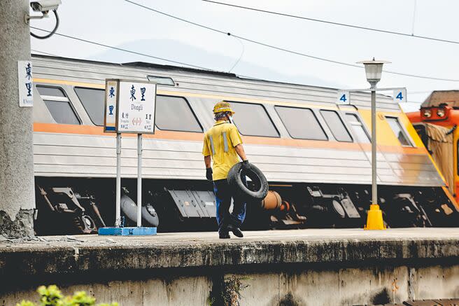 台鐵東里車站受地震影響，造成月台塌陷、鐵軌變形。（杜宜諳攝）