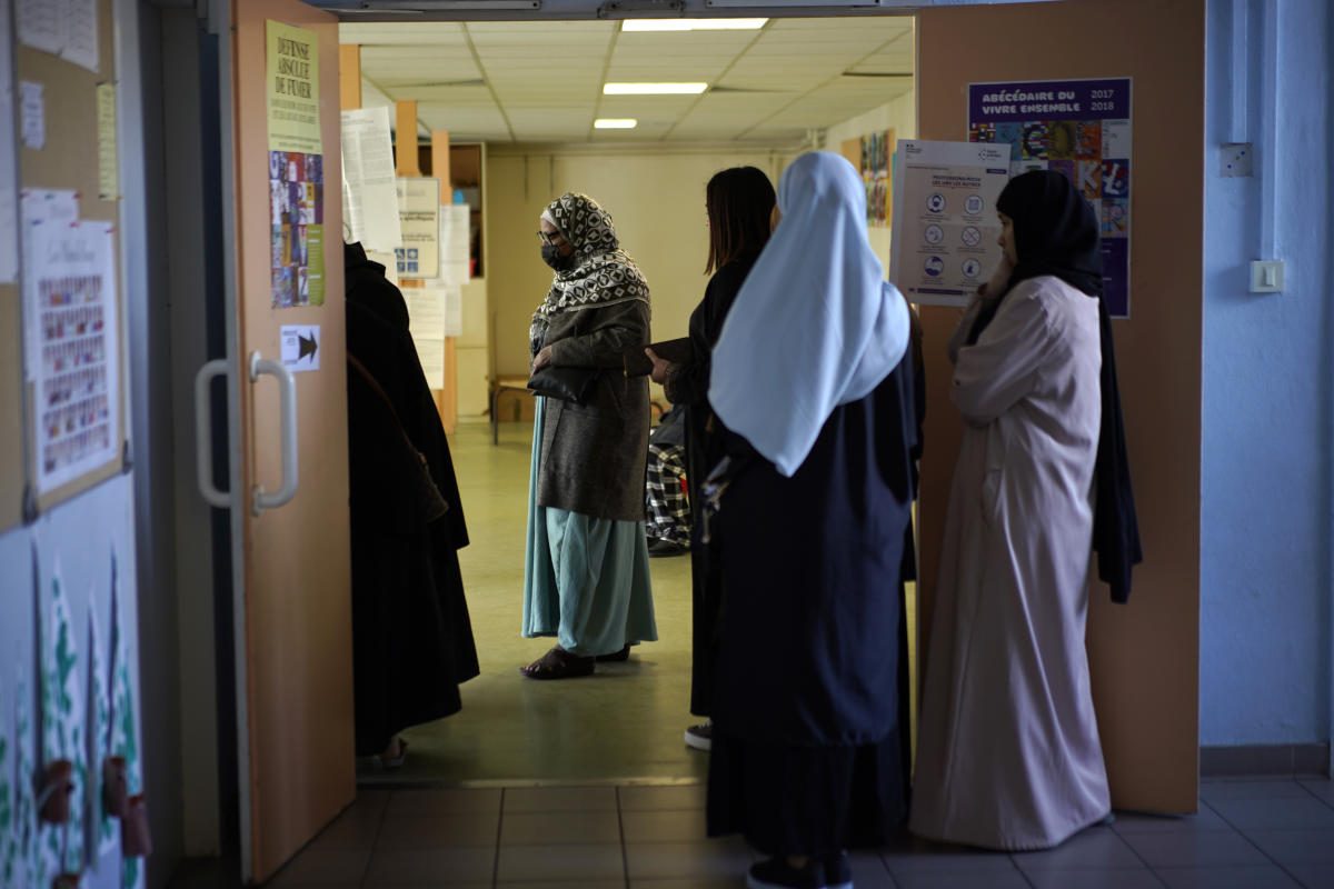 Le ministère français de l’Éducation nationale interdit le port de robes longues dans les salles de classe, qui sont majoritairement portées par les musulmans