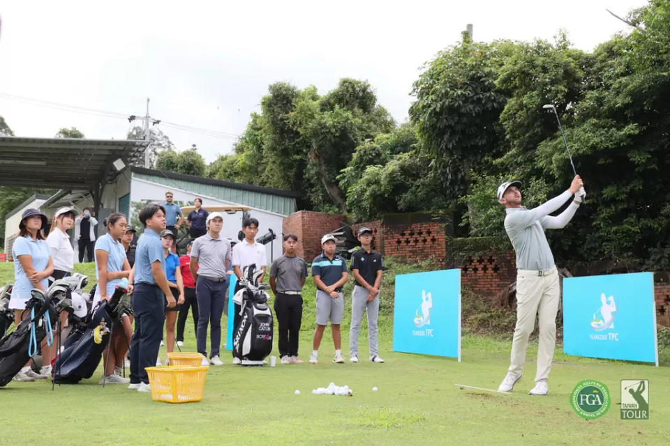 亞巡好手John Catlin特別在賽前傳授台灣業餘選手經驗。Tpga／林聖凱攝影