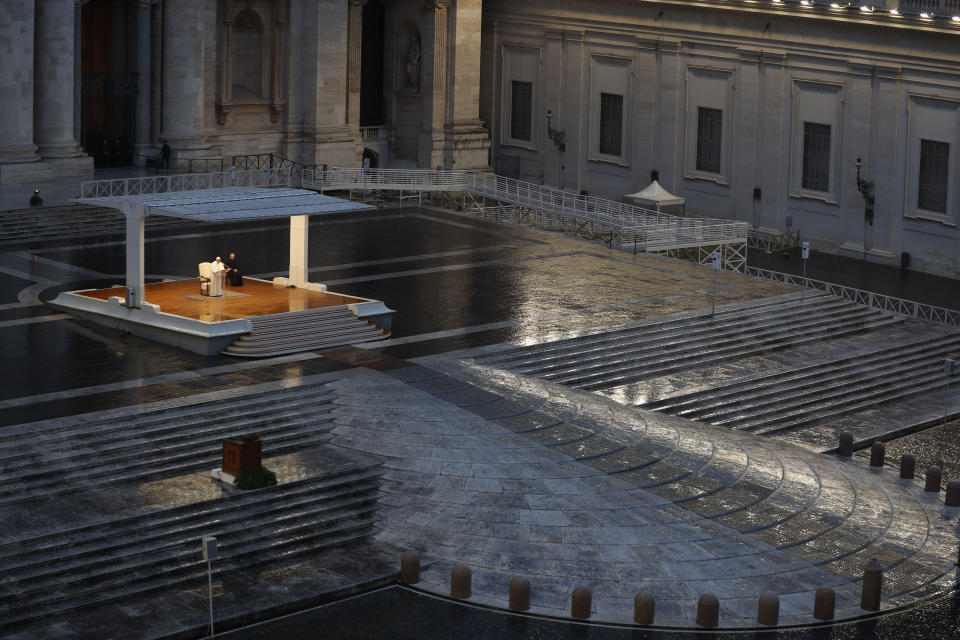 El papa Francisco, vestido de blanco y de pie en el centro, pronuncia la oración Urbi et orbi desde la vacía Plaza de San Pedro, en el Vaticano, el viernes 27 de marzo de 2020. (Yara Nardi/Foto de Pool vía AP )