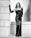 <p>Dans <i>Gilda</i>, Rita Hayworth fait tourner les têtes en commençant un strip-tease inoubliable… Vêtue d’une robe de satin noire devenue culte, elle feint de se déshabiller sous les regards pétillants, mais n’enlève finalement que ses gants. </p><p>Crédit photo : Getty Images </p>