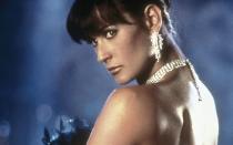 Der Name ist hier Programm: In "Striptease" (1996) spielt Demi Moore eine Ex-FBI-Agentin, die wegen eines Sorgerechtsprozesses schnell an Geld kommen muss. Also lässt sie in einem Strip-Club die Hüllen fallen - und gerät schon bald in mörderische Verstrickungen. Zum "Dank" gab's sechs Goldene Himbeeren - unter anderem für Hauptdarstellerin Moore. (Bild: Castle Rock Entertainment)