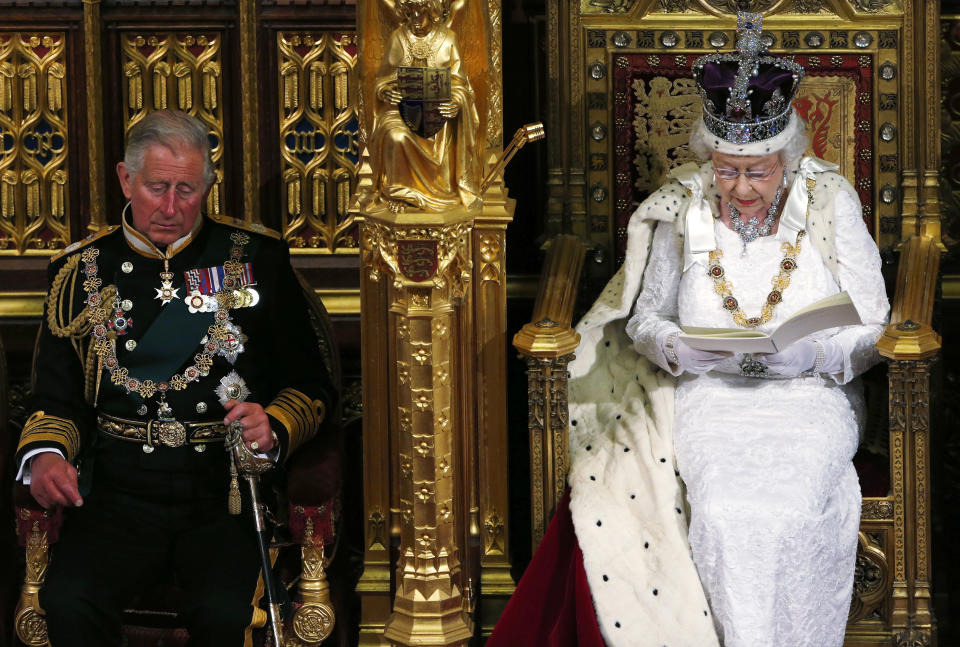 La reina de Inglaterra, Elizabeth II sentada en el trono y a su derecha su heredero a la corona, el príncipe Carlos. (Reuters)