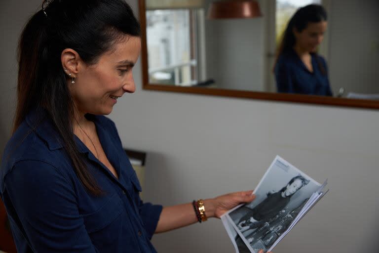 Romina observa con emoción una foto suya de su época como gimnasta