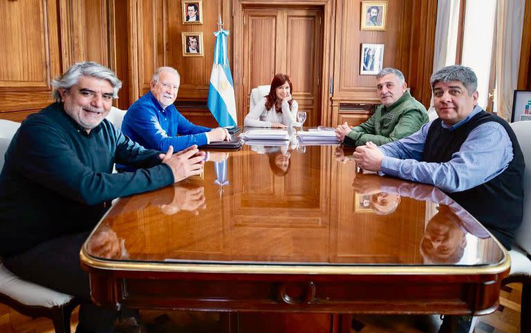 Walter Correa, el primero a la izquierda, hace dos semanas en una reunión con Cristina Kirchner y los sindicalistas Pablo Moyano, Omar Plaini y Mario Manrique