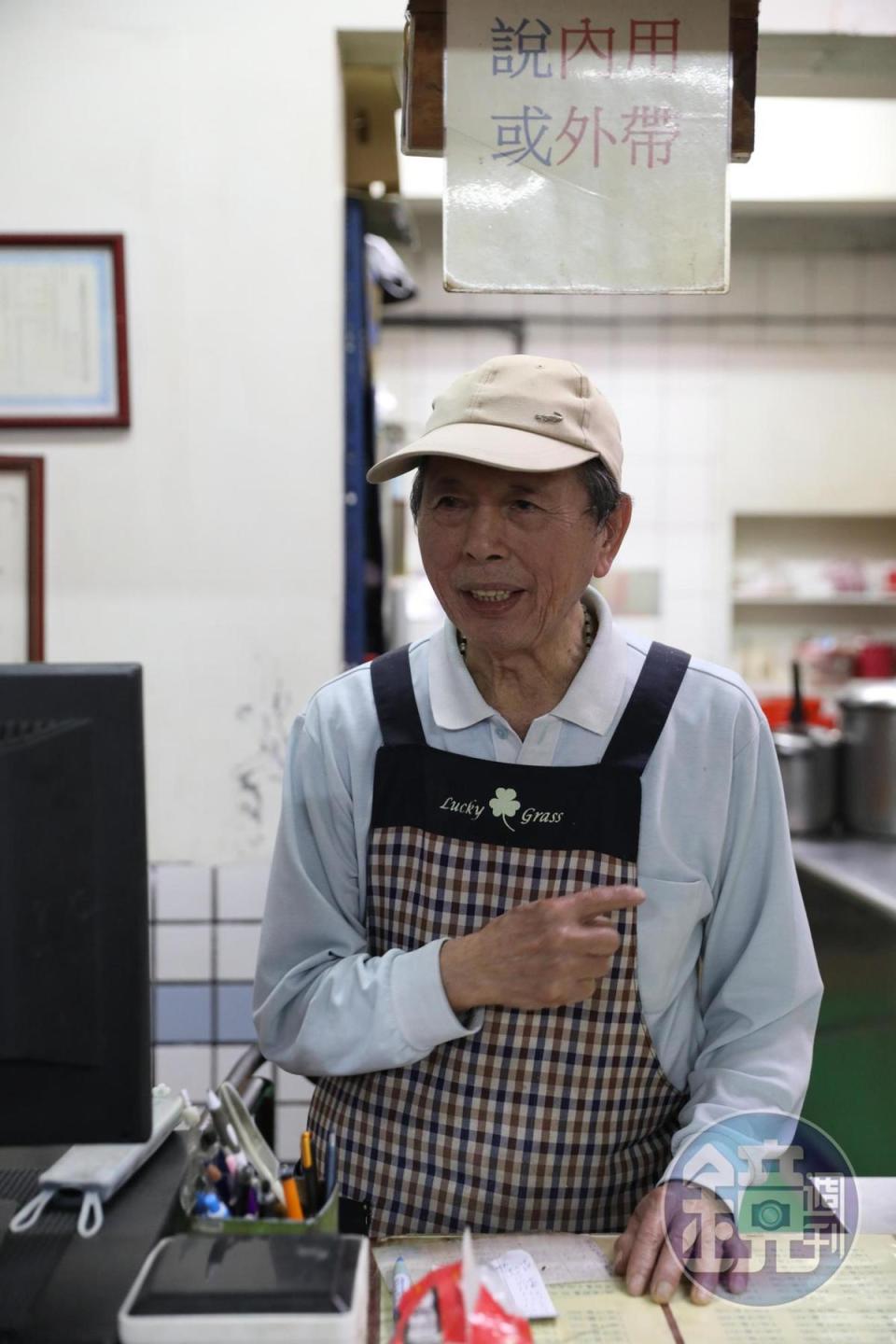創辦人李順天對品質要求很高，堅持幫豆腐驗貨。