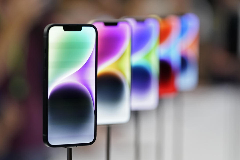 Los nuevos modelos del iPhone 14 durante el evento de presentación de Apple en la sede de la compañía en Cupertino, California, el miércoles 7 de septiembre de 2022. (AP Foto/Jeff Chiu)