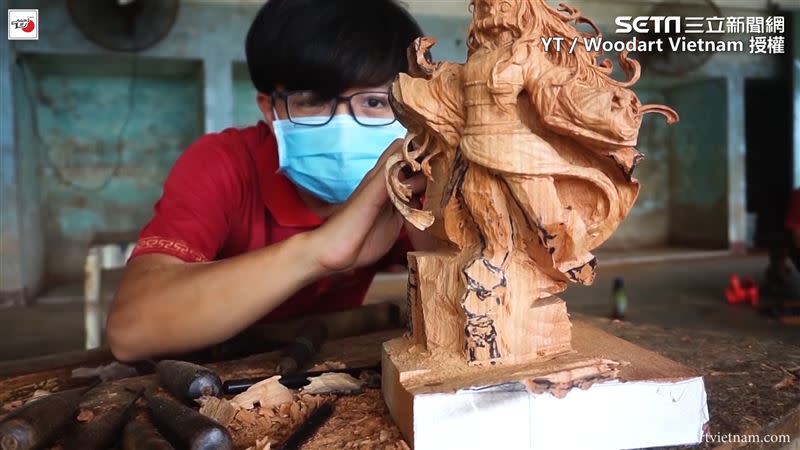 在越南的雕刻師Duy，為傳統的雕刻注入新意。（圖／YT/ Woodart Vietnam 授權）
