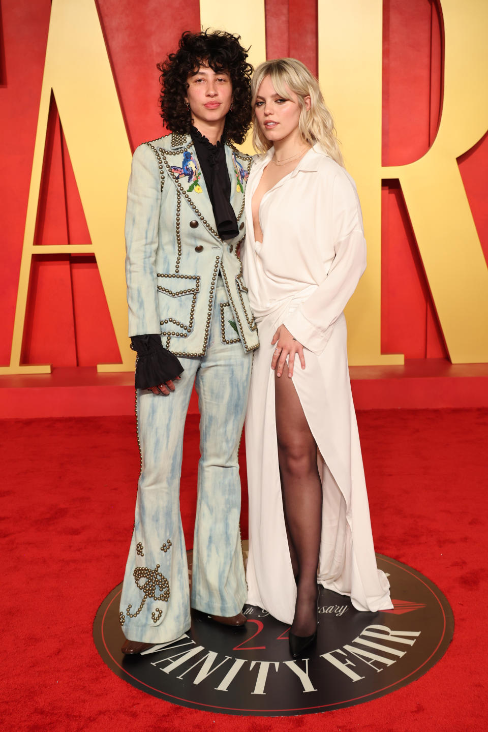 Towa Bird y Reneé Rapp en la fiesta de Vanity Fair, 2024, Beverly Hills, California. (Photo by Amy Sussman/Getty Images)