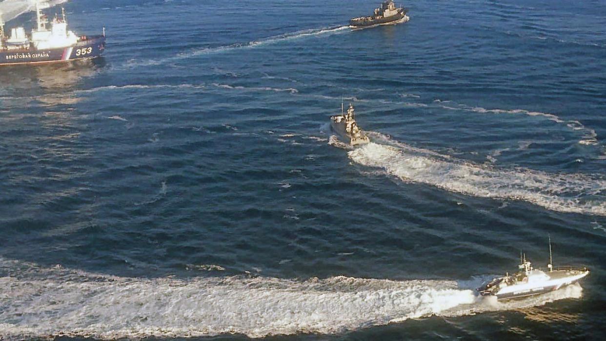 Ukrainische Marineboote fahren an der Halbinsel Krim in der Nähe der Meerenge zum Asowschen Meer in Gewässern, die von Russland beansprucht werden. Foto: Tass/dpa +++ dpa-Bildfunk +++