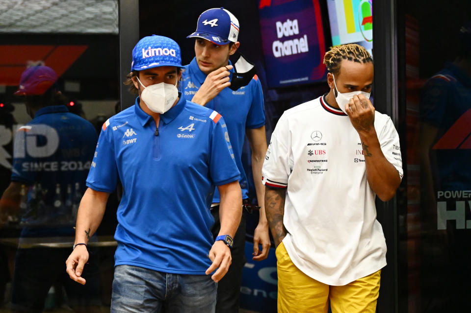 Alonso y Hamilton caminan juntos por el paddock durante el Gran Premio de Arabia Saudí de este 2022. (Foto: Clive Mason / Getty Images).