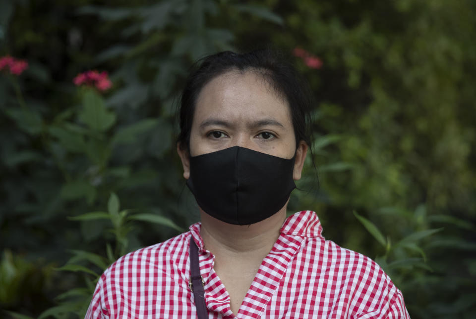 Wannapa Kotabin, asistente de cocina que se quedó sin empleo en Bangkok por el coronavirus, fotografiada durante una entrevista con la Associated Press el 4 de junio del 2020, frente a una oficina del gobierno a la que fue a reclamar un seguro de desempleo. El restaurante donde trabajaba no reabrirá una vez superada la pandemia. (AP Photo/Sakchai Lalit)