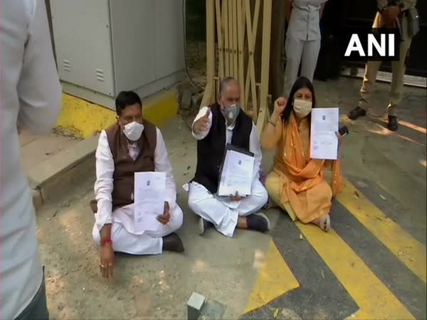 Mayors of all the three municipal corporations sat outside Delhi CM Arvind Kejriwal's residence (Photo/ANI)