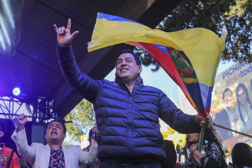 Andrés Arauz, candidato presidencial de la Alianza Unión por la Esperanza (UNES) saluda a simpatizantes reunidos en la sede de su campaña en Quito, Ecuador, luego del cierre de las urnas para una segunda vuelta de las elecciones presidenciales el domingo 11 de abril de 2021. (AP Foto/Dolores Ochoa)