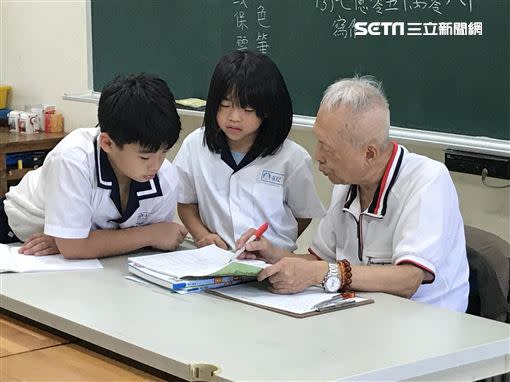   鶯歌國小86歲退休教師李煥昭，奉獻教育界超過60年。（圖／新北市教育局提供）