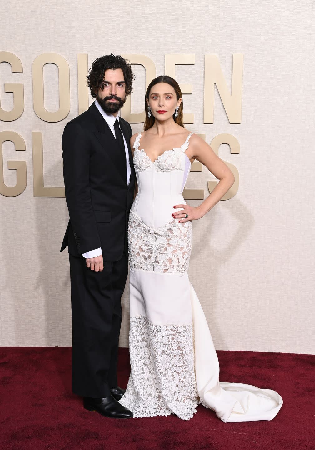 robbie arnett and elizabeth olsen at the 2024 golden globes