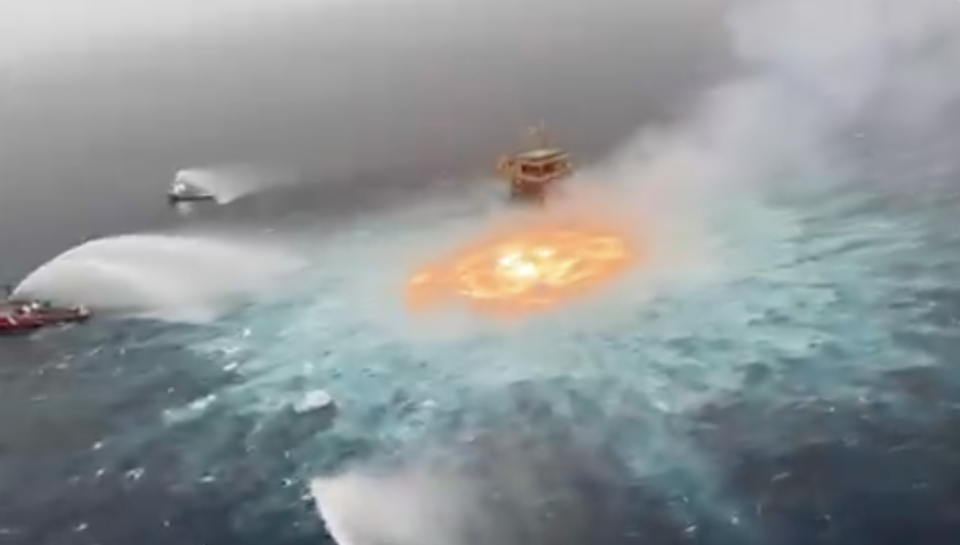 The blaze rnear Pemex oil platform. Source: Twitter/BNO News