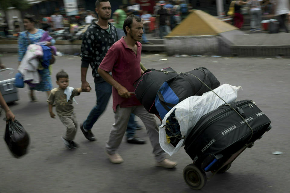 Los venezolanos abandonan su país a través del puente internacional Simón Bolívar en San Antonio del Táchira, Venezuela, en la frontera con Colombia, el jueves 21 de febrero de 2019. (AP Foto / Rodrigo Abd)