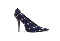 <p>Leth acompañó su original look con unos hermosos zapatos azules con lunares blancos de Balenciaga. Foto: Balenciaga </p>