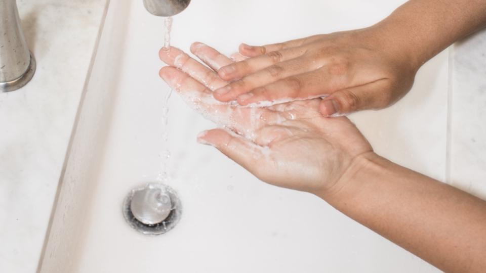 ▼張弘醫師呼籲民眾勤洗手、戴口罩，減少病毒感染機會。（示意圖／翻攝自Unsplash）