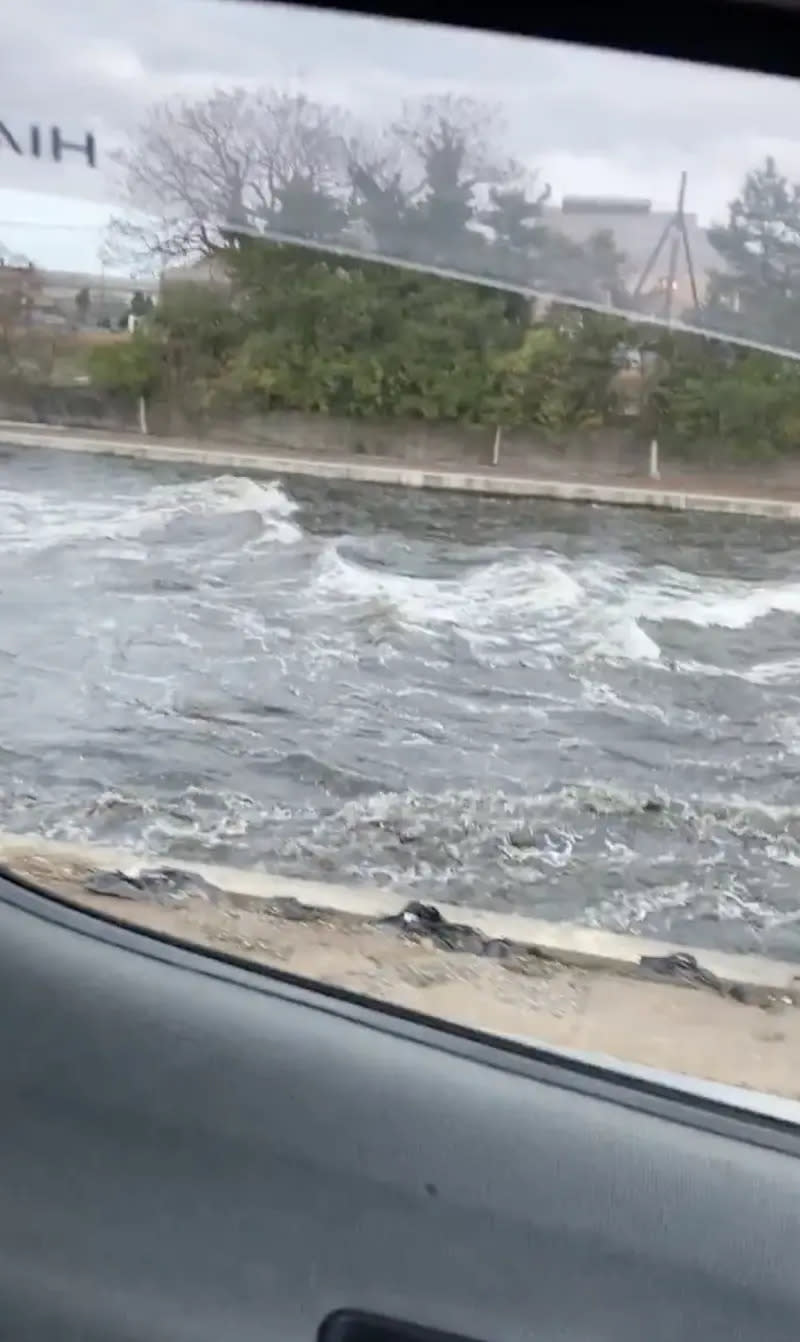 ▲一名網友曬出富山市萩浦橋附近區域水道畫面，水道中一波一波的海浪更在往前撲，讓他嚇壞直呼「海嘯來了」。（圖／翻攝自X）