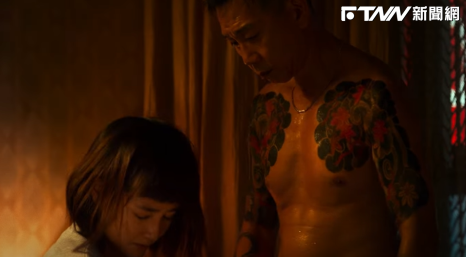 王淨（圖左）在《周處除三害》中飾演袁富華的女人「小美」。（圖／翻攝自YouTube）