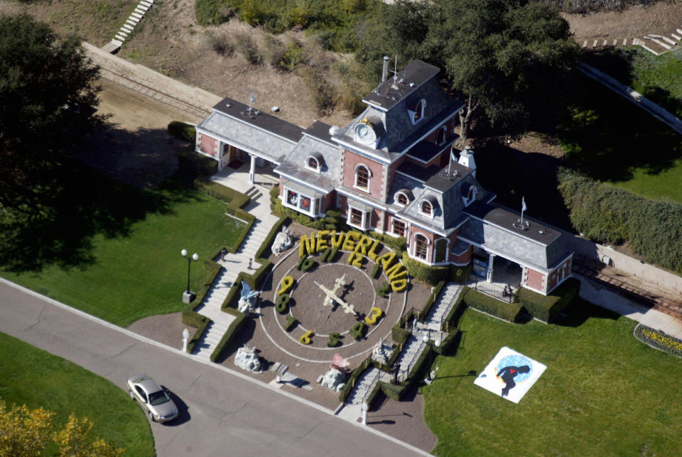 Jackson lud regelmäßig Kinder auf seine Neverland-Ranch ein, die unter anderem über einen Vergnügungspark und einen Zoo verfügte. (Bild: Frazer Harrison/Getty Images)