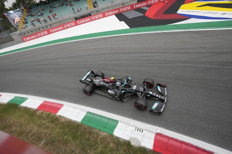 Valtteri Bottas circula en su Mercedes por un clásico de la Fórmula 1: Monza; allí tendrá lugar este sábado la carrera sprint del Gran Premio de Italia.