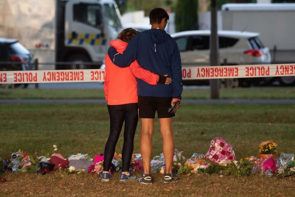 Dos personas rinden tributo en Christchurch (Nueva Zelanda) a las víctimas de un tiroteo en dos mezquitas.