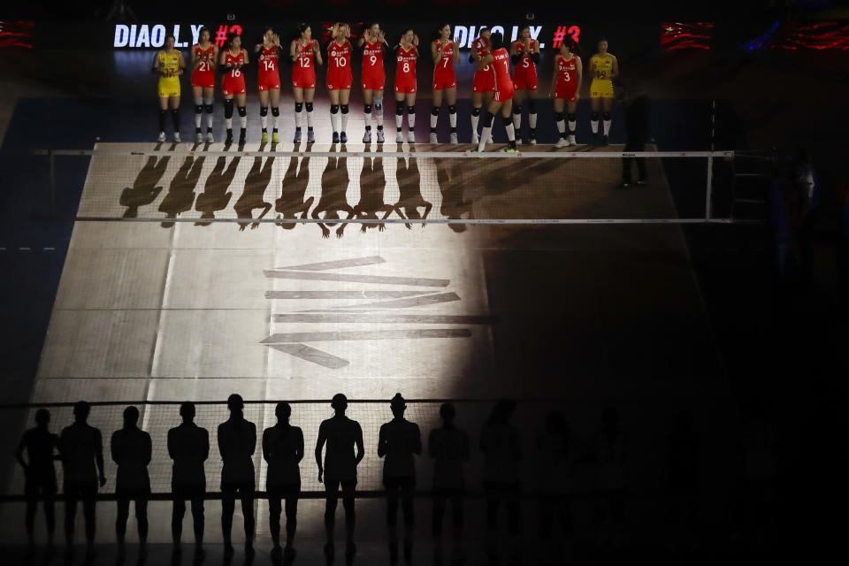 Jugadoras de la selección de China (arriba) y de la de Corea del Sur, antes del inicio de su partido de la Liga de Naciones de Voleibol Femenino, en el estadio Maracanazinho de Río de Janeiro, Brasil, el 14 de mayo de 2024. (AP Foto/Bruna Prado)