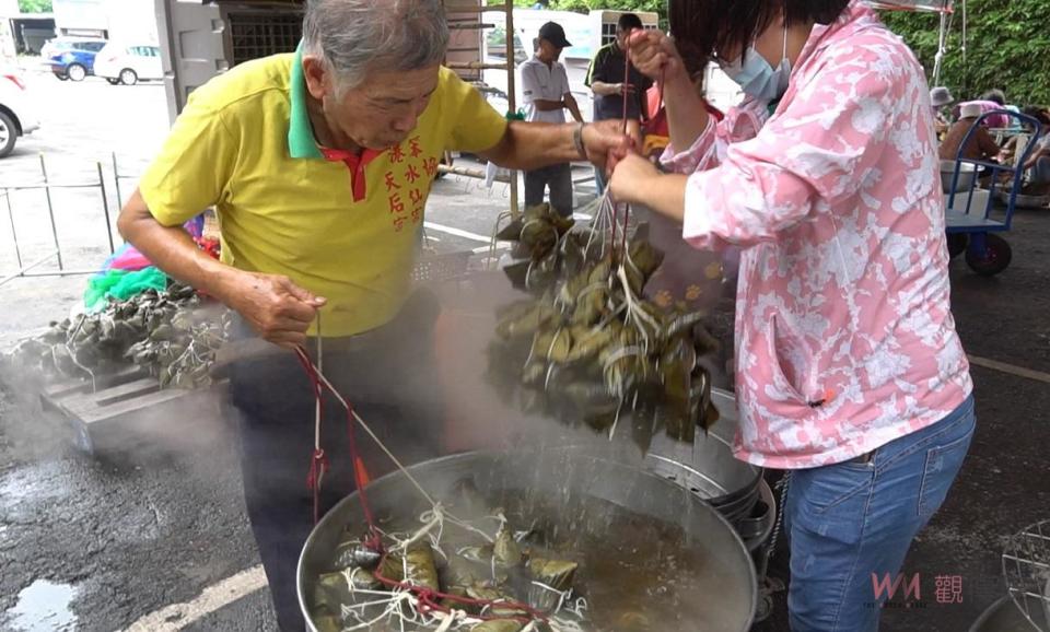 婦幼協會常務理事黃萬得表示：「今年婦幼辦理了兩場端午活動，除了今日的關懷家扶與弱勢家庭外，還有上週六於水林關懷新住民提前慶端午，相當感謝劉建國委員協助辦理此次的端午活動，也很感謝蔡岳儒議員15年來協助婦幼辦理端午愛心粽飄香，集結許多的社會賢達一同來關懷弱勢家庭，讓他們度過快樂溫馨的端午節。」