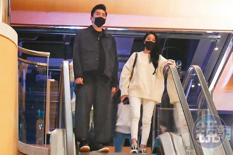 2月26日1:00，王大陸（左）最近無法返回中國大陸開工，閒閒沒事的他與女友Ivy趁夜深跑去看電影約會。