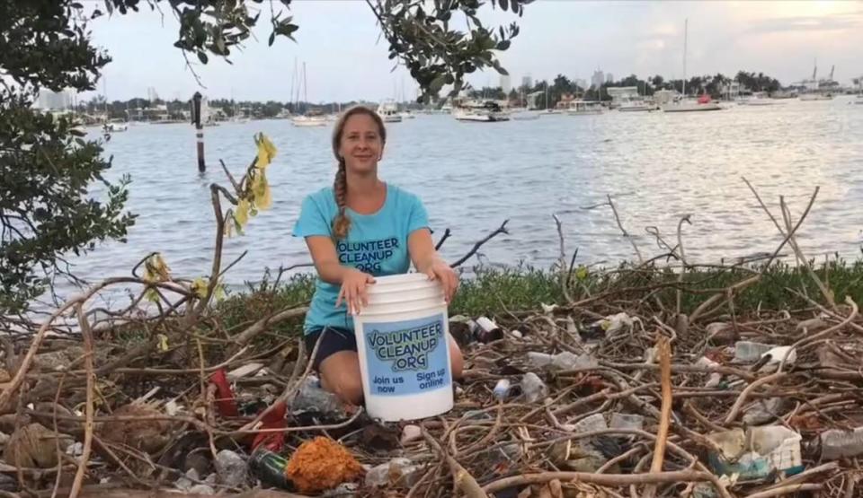 Dara Schoenwald trabajando cerca de los manglares de Watson Island, cerca de la rampa para botes de la ciudad de Miami en 2019.