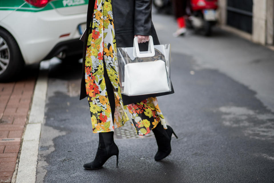 <p>Model carries white Staud clear plastic tote. (Photo: Getty Images) </p>
