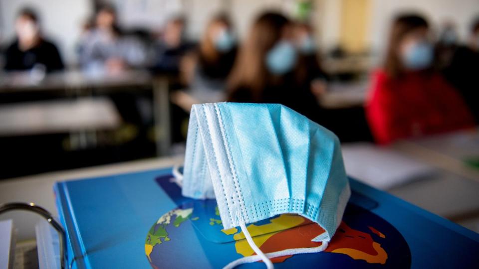 Wenn in einigen Bundesländern die Schulen schrittweise wieder öffnen, besteht für die Schülerinnen und Schüler zum Schutz vor dem Coronavirus oft auch Maskenpflicht.