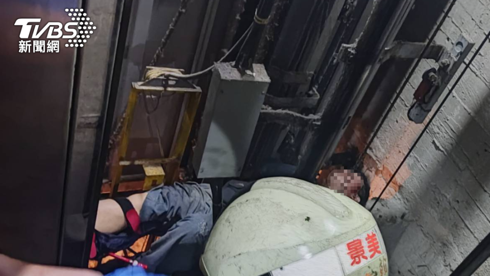 消防人員獲報後進入電梯警救援。（圖／TVBS）
