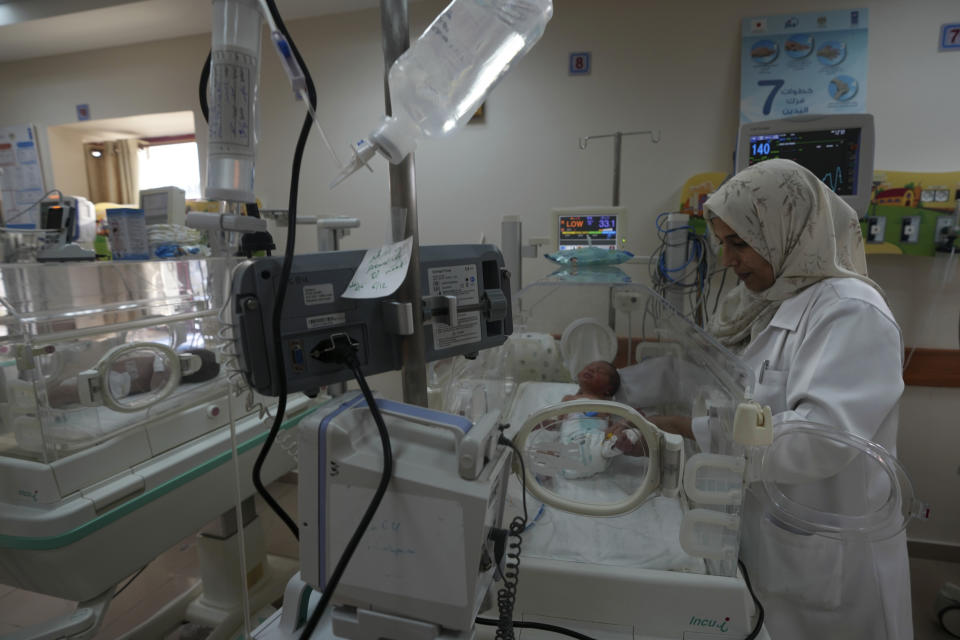 Una doctora palestina atiende a un bebé prematuro en el Hospital de Al-Aqsa, en Deir al Balah, Franja de Gaza, el domingo 10 de diciembre de 2023. (AP Foto/Adel Hana)