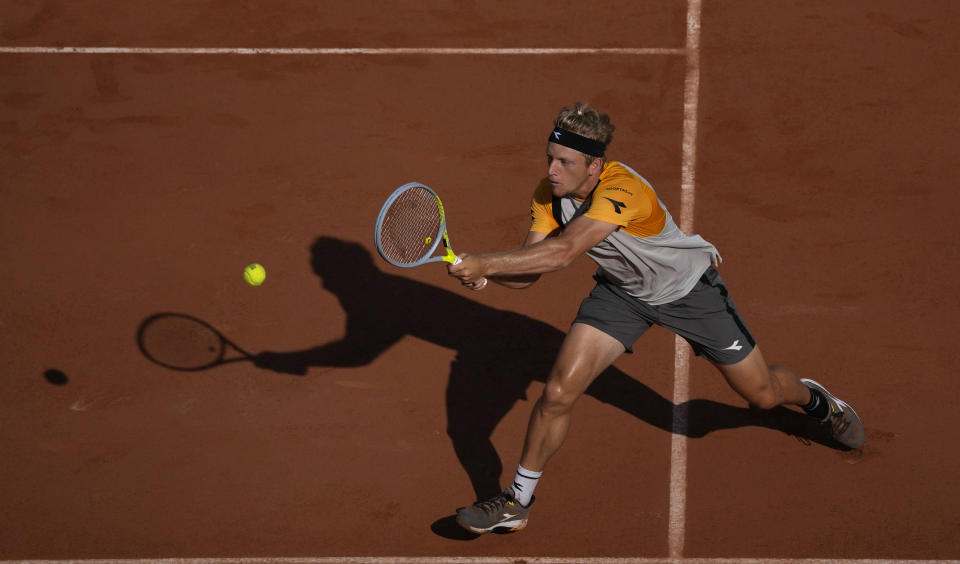 Spain's Alejandro Davidovich Fokina plays a return to Argentina's Federico Delbonis during their fourth round match on day 8, of the French Open tennis tournament at Roland Garros in Paris, France, Sunday, June 6, 2021. (AP Photo/Christophe Ena)