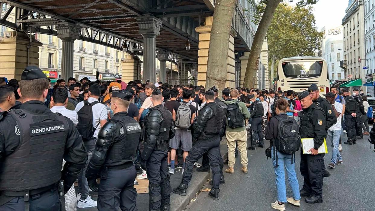 Autoridades conducen a personas sin hogar para ser trasladadas fuera de París, a otras regiones del país. (Foto: CNN).