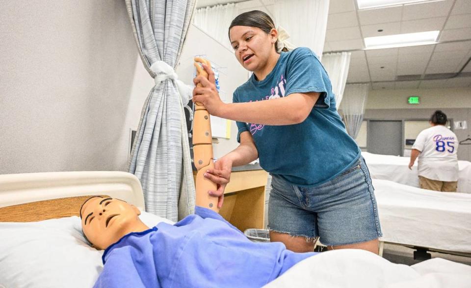 Taylor Cruz, estudiante de último año de Duncan Polytechnic High School, practica habilidades del programa CNA en el laboratorio del hospital de la escuela, el miércoles 22 de mayo de 2024.