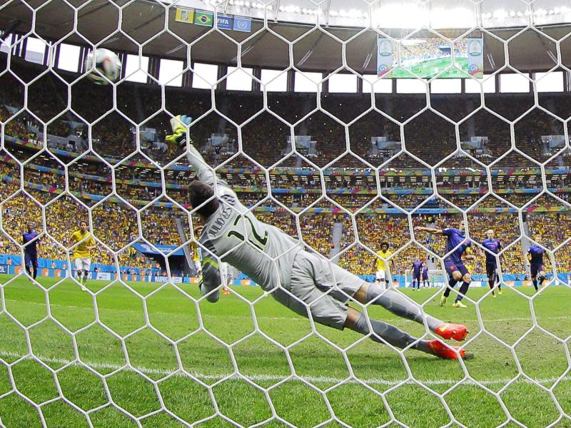 Robin van Persie verwandelte den fälligen Strafstoß zum 1:0 für die Niederlande. Foto: Robert Ghement