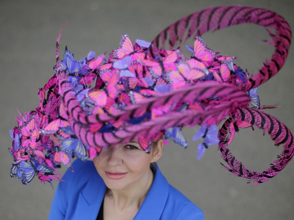 <p>Was für eine farbenfrohe Kopfbedeckung! Diese Dame wählte einen Hut, der aus lauter künstlichen Schmetterlingen besteht. Besonders schön ist das Farbspiel aus Blau- und Pinktönen. (Bild-Copyright: Daniel Leal-Olivas/AFP/Getty Images) </p>